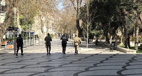 Совместный патруль полиции и военных на Площади фонтанов в Баку. 30 марта 2020 г. Фото Фаика Меджида для "Кавказского узла"