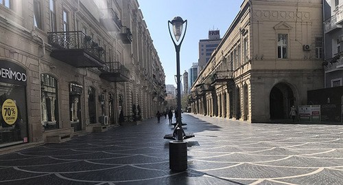 Редкие пешеходы на обычно оживленной и многолюдной улицы "Торговой". Баку, 30 марта 2020 г. Фото Фаика Меджида для "Кавказского узла"