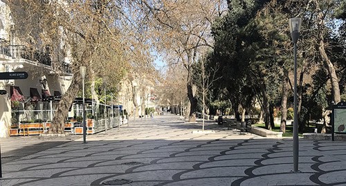Площадь фонтанов закрыта для пешеходов. Баку, 30 марта 2020 г. Фото Фаика Меджида для "Кавказского узла"