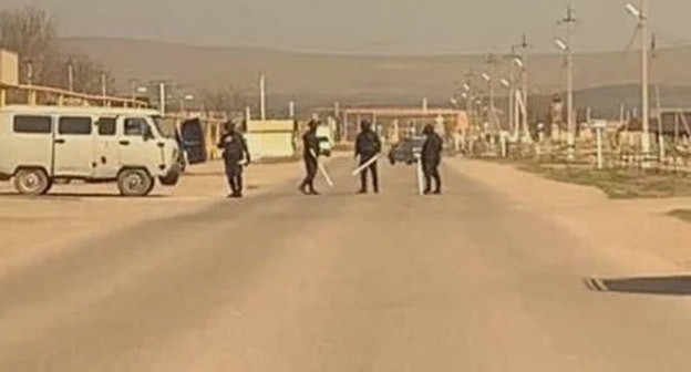 Силовики с пластиковыми трубами в Чечне. Скриншот https://t.me/KhaleedBlog/55