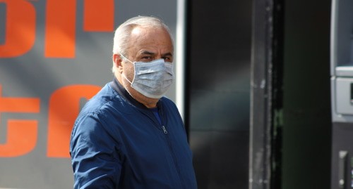Житель Еревана в медицинской маске. Фото Тиграна Петросяна для "Кавказского узла".