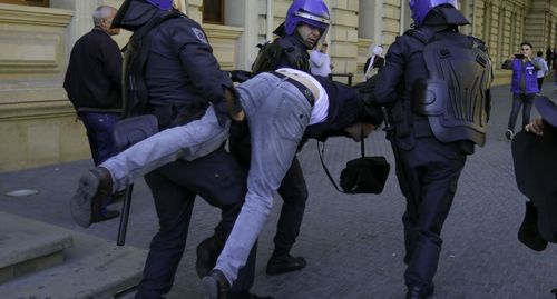 Задержание силовиками активиста на улицах Баку. Фото Азиза Каримова для "Кавказского узла"