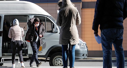 Очередь людей перед входом в мобильную лабораторию для тестирования коронавируса. (COVID-19) Россия, март 2020 г. Фото: REUTERS/Anton Vaganov
