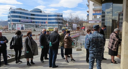 Очередь избирателей на один из участков по голосованию. Нагорный Карабах, 31 марта 2020 г. Фото Алвард Григорян для "Кавказского узла"