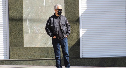 Человек в защитной маске. Ереван, март 2020 г. Фото Армине Мартиросян для "Кавказского узла"