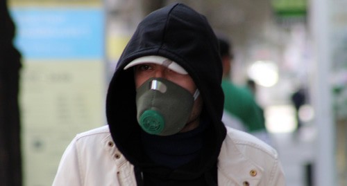 Человек в маске на улице Еревана во время карантина. Фото Тиграна Петрсояна для "Кавказского узла"