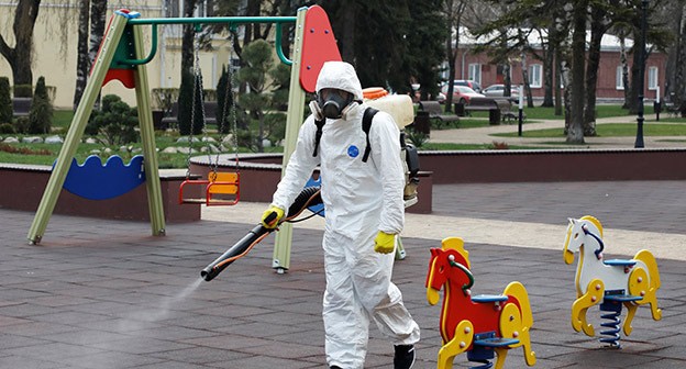 Дезинфекция детской площадки. Россия, 1 апреля 2020 г. Фото: REUTERS/Eduard Korniyenko