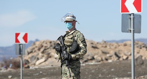 Грузинский военнослужащий в защитной маске стоит на страже на контрольно-пропускном пункте. Грузия, март 2020 г. Фото: REUTERS/Irakli Gedenidze