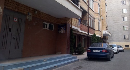 Дом по улице Юсупа Акаева, 27 "а" в Махачкале, жильцы одного из подъездов которого помещены на карантин. 1 апреля. Фото Расула Магомедова для "Кавказского узла"