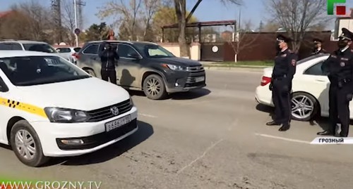 Полицейские останавливают машины для проверки в Грозном. Стоп-кадр видео YouTube-канала "ЧГТРК "Грозный". https://www.youtube.com/watch?v=Dq-Sv8HPfjo