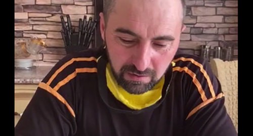 Житель Чечни просит прощения за публикацию ролика. Кадр видеообращения, опубликованного  в WhatsApp.