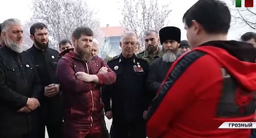 Рамзан Кадыров отчитывает Асламбека Ахметханова (в красном костюме). Кадр видео ЧГТРК "Грозный" https://www.youtube.com/watch?v=IUHeFy2cpfk