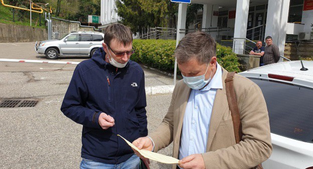 Слева направо: Денис Денисов и Евгений Витишко у здания суда. Фото Анны Грицевич для "Кавказского узла". 