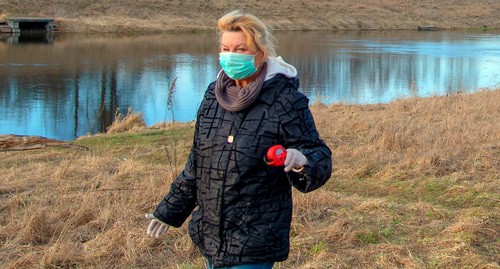 Женщина в медицинской маске во время карантина. Фото Нины Тумановой для "Кавказского узла"