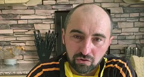 Житель Ачхой-Мартановского района Чечни просит прощения за публикацию ролика. Кадр видеообращения, опубликованного  в WhatsApp.
