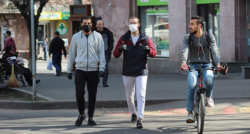 Жители Еревана в защитных масках на улицах города. Апрель 2020 г. Фото Тиграна Петросяна для "Кавказского узла"