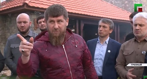 Рамзан Кадыров (в центре) отчитывает Асламбека Ахметханова. Кадр видео ЧГТРК "Грозный" https://www.youtube.com/watch?v=IUHeFy2cpfk