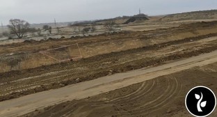 Ограждение обнаруженных катакомб на месте реконструкции дороги в Моздок. Стопкадр из видео https://www.facebook.com/rajdianos/videos/485615098800109/?v=485615098800109 Ограждение обнаруженных катакомб на месте реконструкции дороги в Моздок. Стопкадр из видео https://www.facebook.com/rajdianos/videos/485615098800109/?v=485615098800109