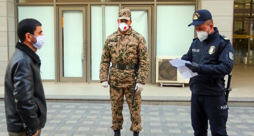 Сотрудник полиции и военнослужащий внутренних войск на улице Баку во время карантина. Фото Азиза Каримова для "Кавказского узла"