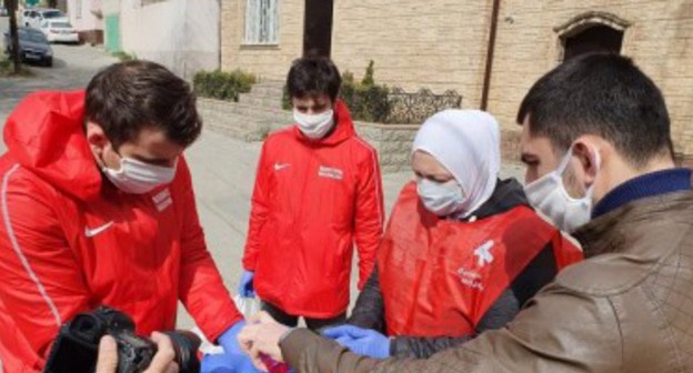 Волонтеры-медики помогают продуктами ветеранам ВОВ. Фото пресс-службы Минздрава Дагестана http://minzdravrd.ru/news/item/2440