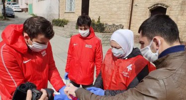 Волонтеры-медики помогают продуктами ветеранам ВОВ. Фото пресс-службы Минздрава Дагестана http://minzdravrd.ru/news/item/2440