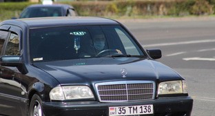 Водитель в маске на улице Еревана. Фото Тиграна Петросяна для "Кавказского узла" Водитель в маске на улице Еревана. Фото Тиграна Петросяна для "Кавказского узла"