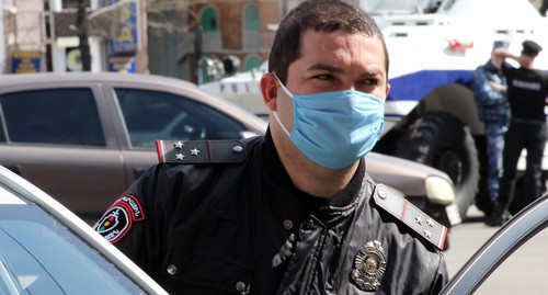 Сотрудник полиции во время карантина в Ереване. Фото Тиграна Петросяна для "Кавказского узла" 