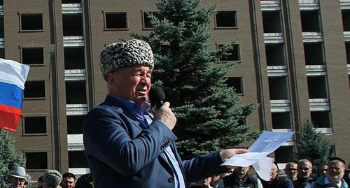 Малсаг Ужахов на митинге в Магасе. Октябрь 2018 года. Фото: Магомед Муцольгов https://www.kavkaz-uzel.eu/blogs/342/posts/34945