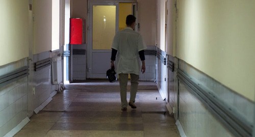 Врач в больничном коридоре. Фото Елены Синеок, "Юга.ру"