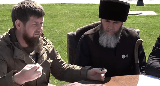 Кадыров на заседании Оперативного штаба по противодействию распространению коронавируса, 9 апреля 2020 года. Кадр видео на странице Кадырова "ВКонтакте" https://vk.com/wall279938622_481734