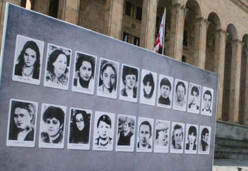 Фото жертв трагедии 9 апреля 1989 года (в основном, женщин) в Тбилиси. Фото George barateli by George Barateli in 2008  https://ru.wikipedia.org/wiki/Тбилисские_события_(1989)