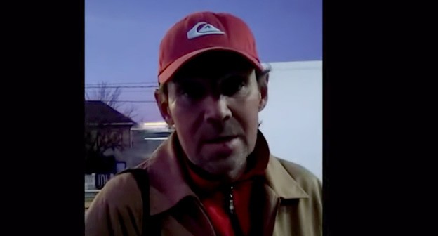 Пострадавший возвращается домой после того, как их высадили в районе Джубги. Кадр видео Красный Политобзор https://www.youtube.com/watch?v=GTI7GVMuVew&feature=youtu.be