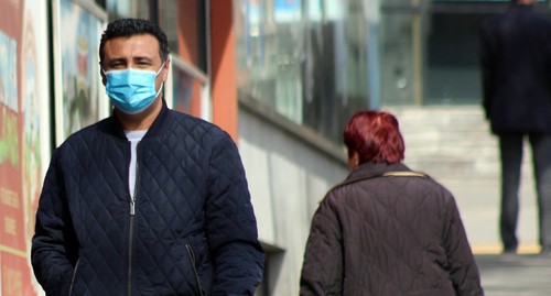Мужчина в медицинской маске на улице Еревана. Фото Тиграна Петросяна для "Кавказского узла"