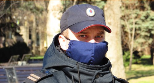 Сотрудник полиции в маске. Фото Вячеслава Ященко для "Кавказского узла" 
