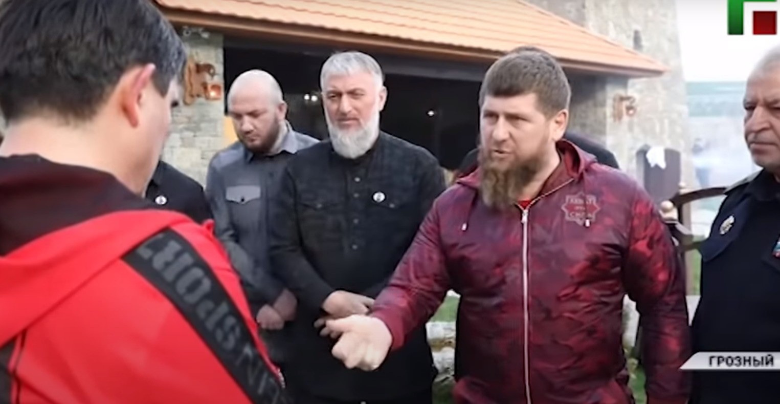 Кадыров отчитывает Ахметханова. Фото: скриншот видео ЧГТРК "Грозный, https://grozny.tv/news.php?id=37035