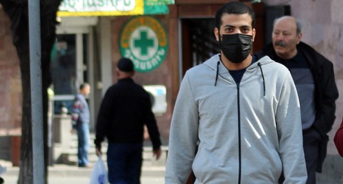 Мужчина в медицинской маске на улице Еревана. Фото Тиграна Петросяна для "Кавказского узла"