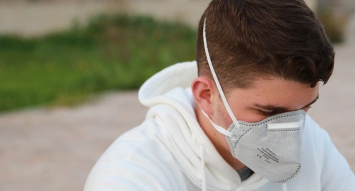 Молодой человек в маске. Фото pixabxay.com