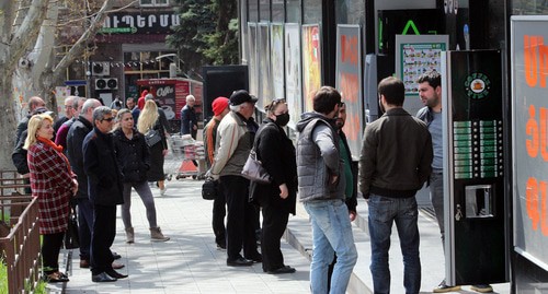Очередь на улице во время коронавируса. Фото Тиграна Петросяна для "Кавказского узла" 