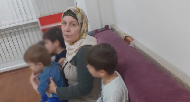 Исият Дзаурова c детьми. Фото Татьяны Гантимуровой для "Кавказского узла"