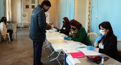 На избирательном участке во время второго тура президентских выборов. Фото: официальный страница МВД НКР в FB https://www.facebook.com/ArtsakhPolice/posts/1067474440285766
