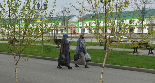 Жительницы Грозного в защитных масках. Апрель 2020 года. Фото:  REUTERS/Ramzan Musaev