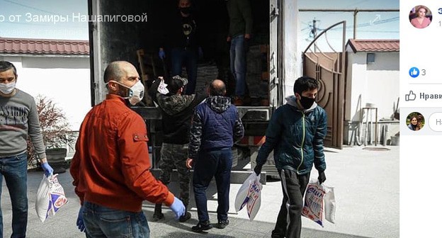 Раздача продуктов. Скриншот со страницы Facebook https://web.facebook.com/photo.php?fbid=2408906569210733&set=pcb.2408910725876984&type=3&theater