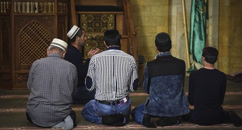 Верующие во время молитвы. Фото Елены Синеок, Юга.ру