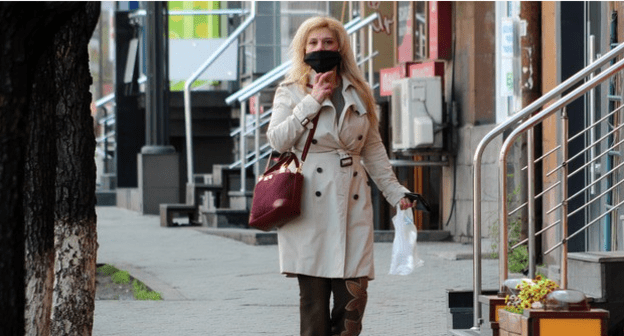 Женщина в маске на улице Еревана во время коронавируса. Фото Тиграна Петросяна для "Кавказского узла"