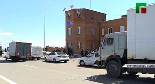 Проверка на дорогах в Чечне. Кадр видео groznytv в Instagram https://www.instagram.com/p/B-5Ja3NF43w/
