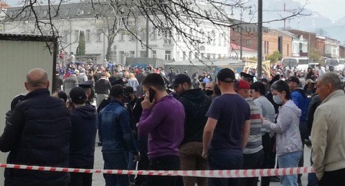Участники акции протеста против режима самоизоляции в Северной Осетии. Владикавказ, 20 апреля 2020 г. Фото Эммы Марзоевой для "Кавказского узла"