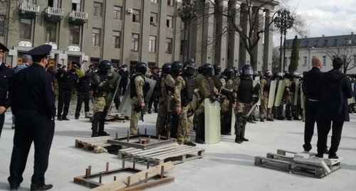 Силовики вызвали подкрепление на площадь во Владикавказе. 20 апреля 2020 г. Фото Эммы Марзоевой для "Кавказского узла"