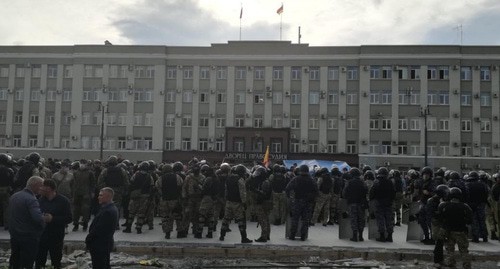 Сотрудники силовых структур во время акции протеста. Владикавказ, 20 апреля 2020 г. Фото Эммы Марзоевой для "Кавказского узла"