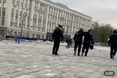 Силовики на площади Свободы во Владикавказе 20 апреля 2020 года. Скрин видео https://t.me/yugmbkmedia/5285