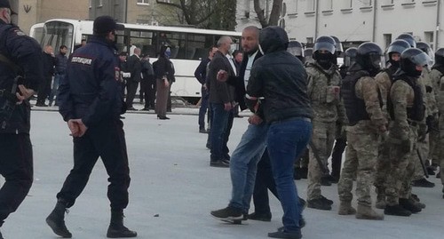Задержание участника акции во время протеста во Владикавказе. 20 апреля 2020 г. Фото Эммы Марзоевой для "Кавказского узла"